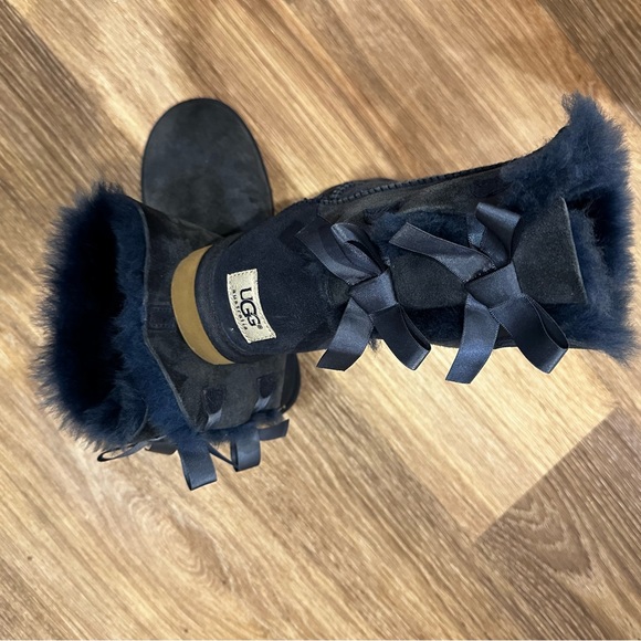 UGG Bailey Bow II boots in navy. Sz 6 - Picture 7 of 11